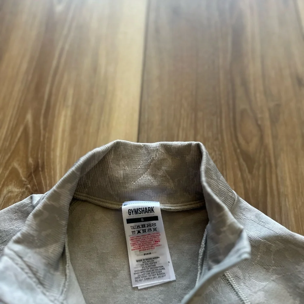 Gymshark womens Gray Zip Up athletic Sweater size small